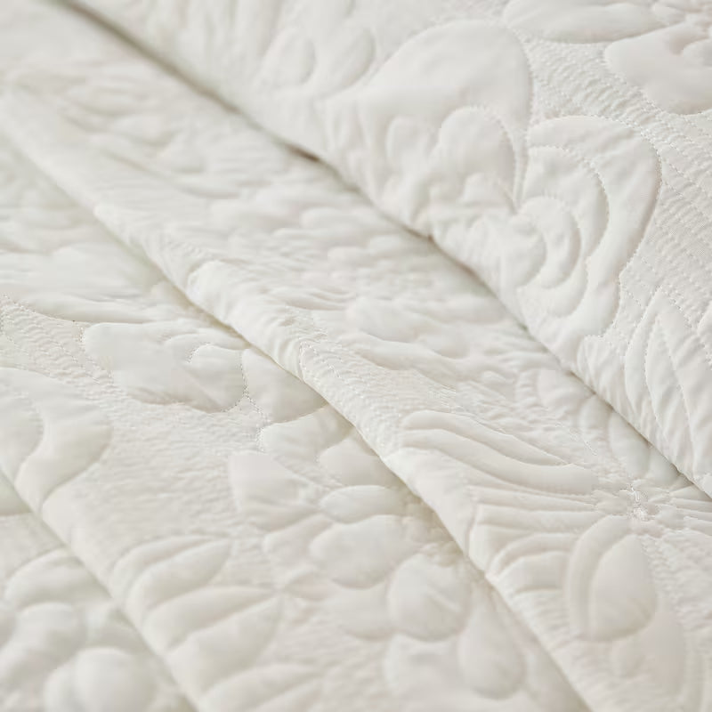 Set Copriletto Bianco Floreale in Rilievo – 3 Pezzi