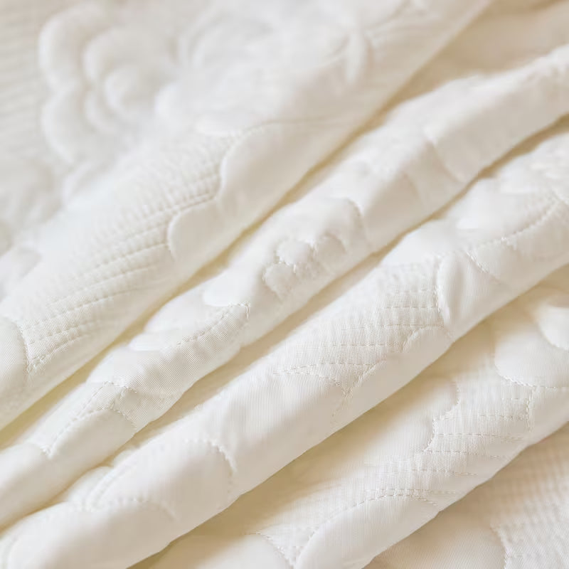 Set Copriletto Bianco Floreale in Rilievo – 3 Pezzi