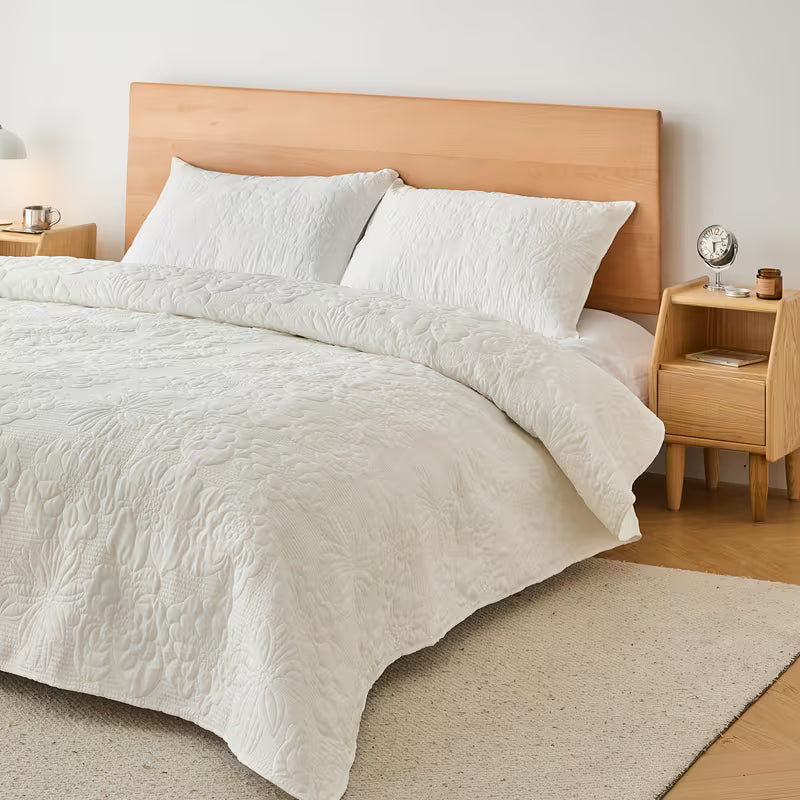Set Copriletto Bianco Floreale in Rilievo – 3 Pezzi